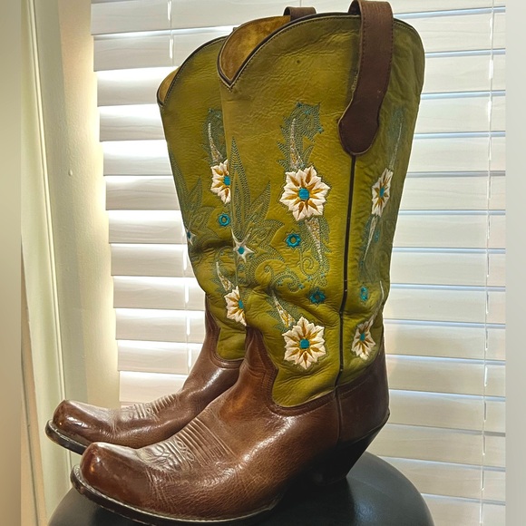 **RARE!** Embroidered Western Boots - Picture 1 of 6